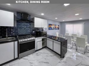 Una cocina o cocineta en Brisas Bahía Azul Villa para 10 personas en Cancún