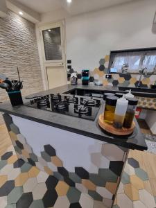 a kitchen with a stove and two glasses of beer at Openspace A Villa Serroni Mazara in Mazara del Vallo