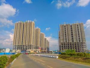 芝卡朗Comfortable and Spacious 2BR at Meikarta Apartment By Travelio的一条街上有两栋高楼