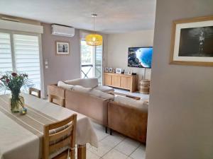 TV a/nebo společenská místnost v ubytování Appartement Hyères