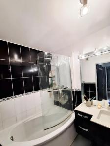 Koupelna v ubytování Appartement Hyères + 10 fotografií