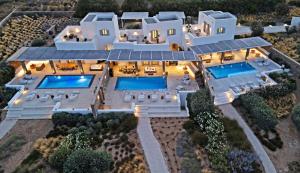 Oneiro 4BDR Villa in Antiparos Sirocco Villa في أنديباروس: اطلالة جوية على فيلا بمسبحين