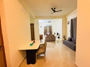 sala de estar con mesa de comedor y sala de estar en Netflix & Chill Projector Penthouse in Kondapur, en Kondapur 17 fotos más