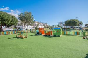 einen Spielplatz mit einem Spielzeugzug in einem Park in der Unterkunft Kizi Lovely apartment in Poço Partido