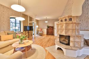 a living room with a living room with a fireplace at Boddenhuus - Traumhaus mit Steg und Boot in Zudar
