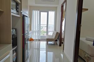 Η κουζίνα ή μικρή κουζίνα στο Simply and Clean 2BR Apartment at Vida View Makassar By Travelio +15 φωτογραφίες