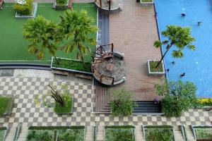 Πισίνα στο ή κοντά στο Simply and Clean 2BR Apartment at Vida View Makassar By Travelio