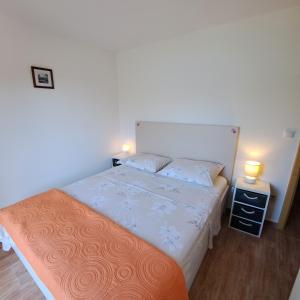 Postel nebo postele na pokoji v ubytování Apartments Lora