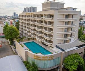 un immeuble d'appartements avec piscine dans l'établissement Forum Park Hotel, à Bangkok