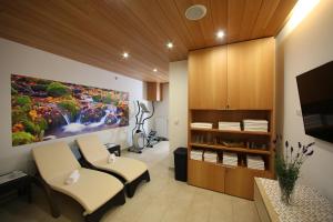 ein Zimmer mit zwei Stühlen und einem Gemälde an der Wand in der Unterkunft Apartment Bernik II in Kranjska Gora