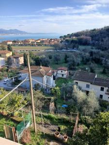 a view of a small village with houses and the water at Casa Misha tra 5 Terre e Versilia in Bocca di Magra