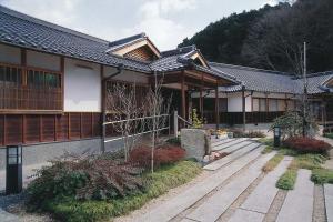 a building with a pathway in front of it at なかつい陣屋 in Fujita