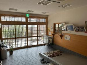 a waiting room with windows and a unintentionsenalsenalukongukongukongukongukongukong at なかつい陣屋 in Fujita