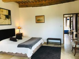 Ein Bett oder Betten in einem Zimmer der Unterkunft Luxury 5-star mansion, hotel services included, swimming pool, tennis, bowling + 30 Fotos