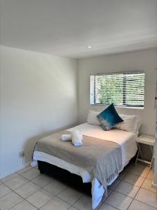 Un dormitorio con una cama grande con ventana. en 120 on Lyme, en St Francis Bay