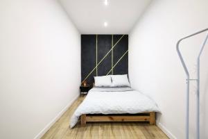 a bedroom with a bed and a black wall at Apartament Wroclawska SELF CHECK-IN 24H in Bytom