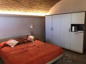 una camera da letto con un letto e un armadio bianco di Camera Matilde a Cervo