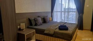 une chambre avec un lit avec une grande fenêtre dans l'établissement cozy comfortable apartment, à Ayer Keroh