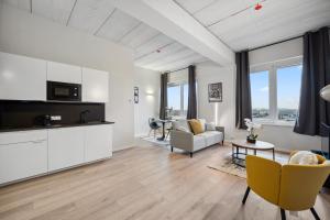 扎芬特姆Imperiashortstay的客厅里有一张沙发和一张桌子。