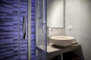 ローマにあるティンカーベルのバスルーム(洗面台、ガラス張りのシャワー付)