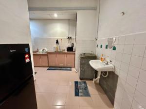 ein kleines Bad mit einem Waschbecken und einer Theke in der Unterkunft Cozy 255 Entire 3 Bedroom House At Alma Bukit Mertajam in Bukit Mertajam + 25 Fotos