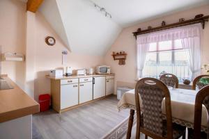Habitación con cocina y comedor. en Haus Ellen, en Meldorf