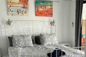 Posezení v ubytování Stunning Beachfront apartment in Canaima with parking