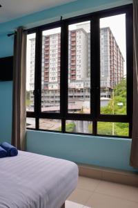 伯恩仓Hotel Aaraa的卧室设有窗户,享有城市美景