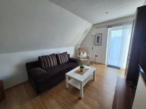 una sala de estar con un sofá y una mesa en Ferienwohnung Leer-Stadtmitte, 15131, en Leer