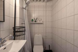 une salle de bains blanche avec toilettes et lavabo dans l'établissement 2 BR Apartment in Heart of Vesterbro, à Copenhague