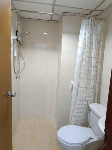 a bathroom with a toilet and a shower at Hotel Paraiso in Bangkok