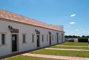 un groupe de bâtiments avec de l'herbe dans la cour dans l'établissement Quinta da Gafaria, à Santarém
