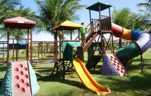 Sân chơi trẻ em tại Aquaville Resort Piscinas Praia 2