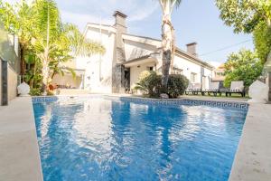 La alberca dentro o cerca de Villa Geranios