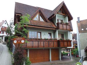 ein Haus mit einem Balkon mit Blumen darauf in der Unterkunft Hotel garni zur Linde in Lauf