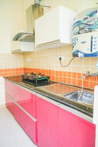 Refined 3BR Independent Apt in Tricity Mohali的厨房或小厨房