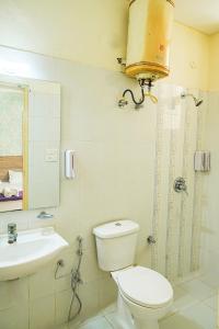 LāndrānRefined 3BR Independent Apt in Tricity Mohali的带马桶和水槽的浴室 更多17张照片