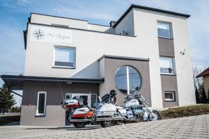 Miejsce PiastoweにあるNa Rozstajuの家の前に駐車された2台のバイク