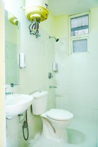 LāndrānRefined 3BR Independent Apt in Tricity Mohali的带马桶和水槽的白色浴室