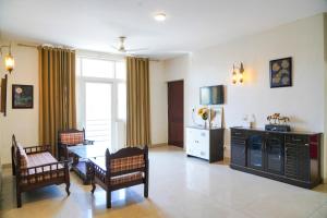 Refined 3BR Independent Apt in Tricity Mohali的电视和/或娱乐中心