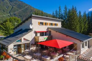 una vista aerea di un edificio con pannelli solari di Camping RCN Belledonne a Le Bourg-dʼOisans