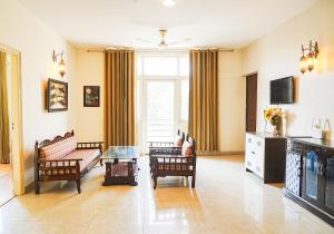 LāndrānRefined 3BR Independent Apt in Tricity Mohali的带沙发、椅子和桌子的客厅