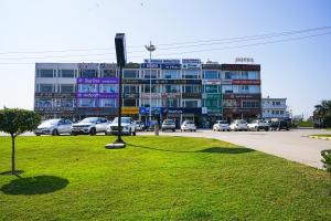 LāndrānRefined 3BR Independent Apt in Tricity Mohali的一座大楼，停车场里停满了汽车