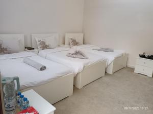 un gruppo di tre letti in una stanza di HAWAKOM JABAL SHAMS REST house a Sa‘ab Banī Khamīs