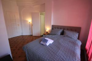 Un dormitorio con una cama con una almohada encima. en LE REX Nice, en Niza