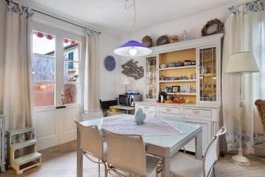 フォルテ・デイ・マルミにあるRed Villa In Forte Dei Marmiのキッチン(ダイニングルームテーブル、椅子付)