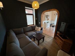 ElsflethにあるLandgang I 90qm² mit Gartenのソファとテーブルのあるリビングルーム