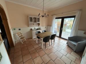 ElsflethにあるLandgang I 90qm² mit Gartenのテーブルと椅子のあるキッチンとダイニングルーム