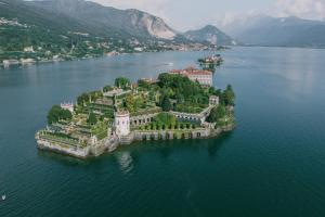 eine Insel inmitten eines großen Wasserkörpers in der Unterkunft Family Apartment Vista Lago in Stresa