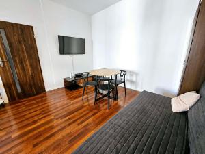 Et tv og/eller underholdning på Rooms Green Rydygiera 17 own room tv wifi